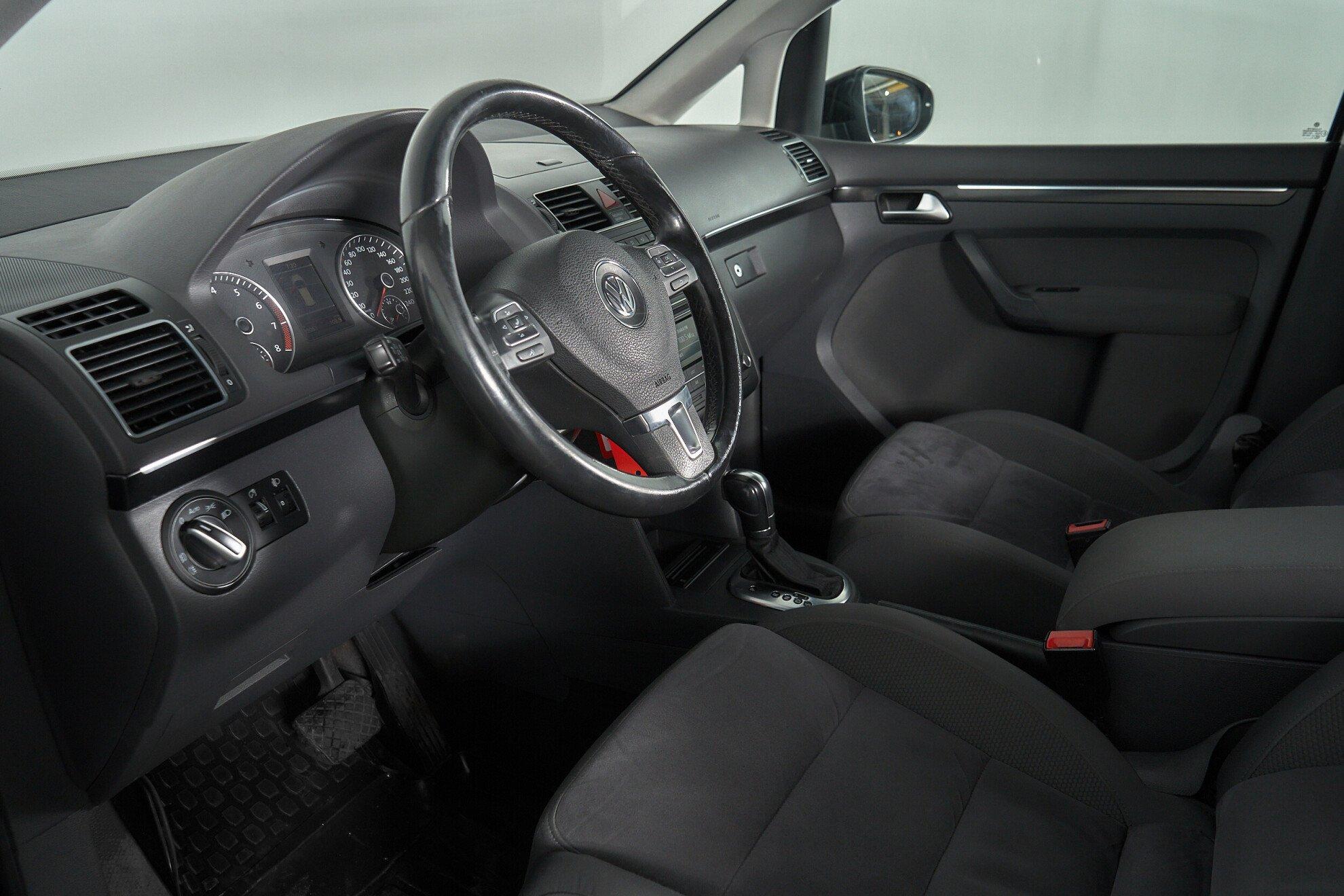 Volkswagen Touran 2012, черный