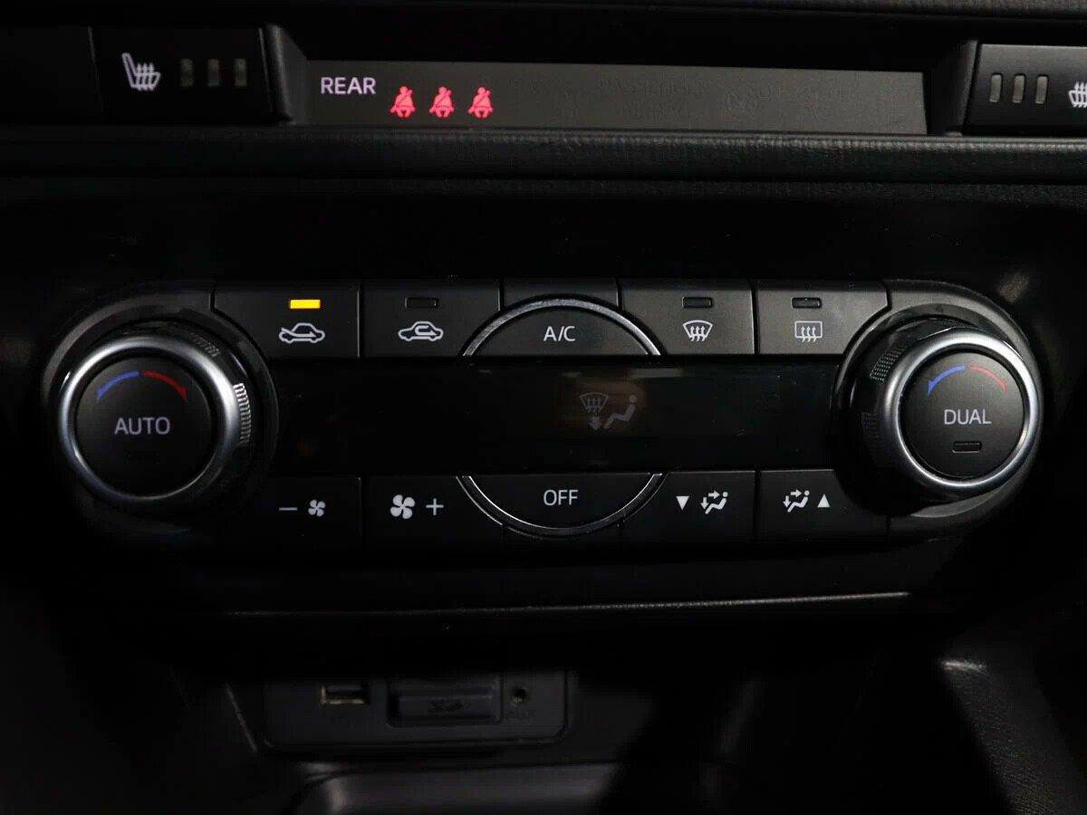 Mazda 3 2018, белый
