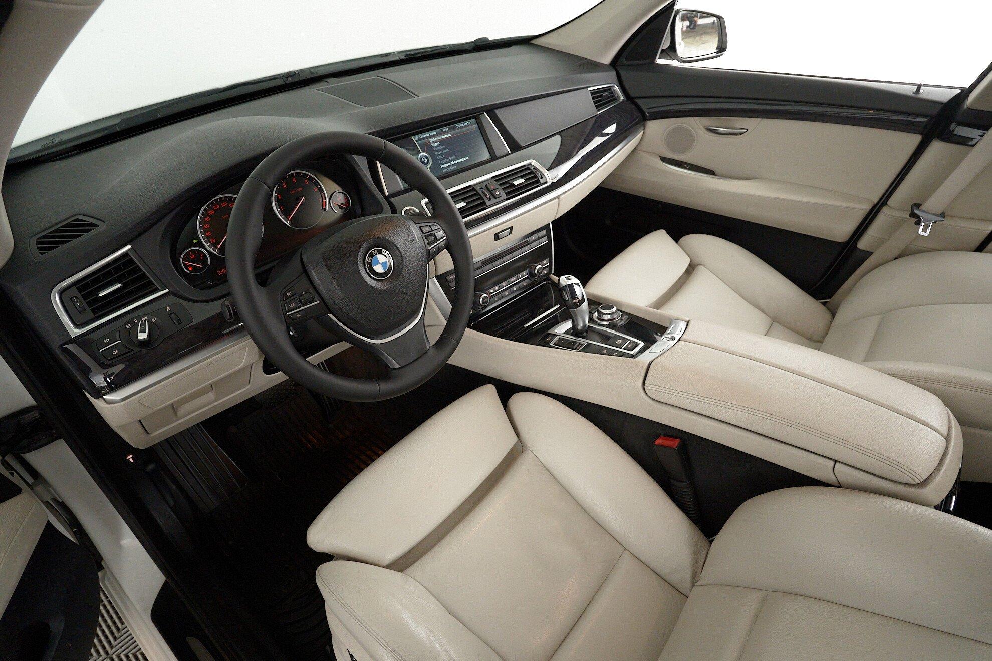 BMW 5 серии 2012, белый