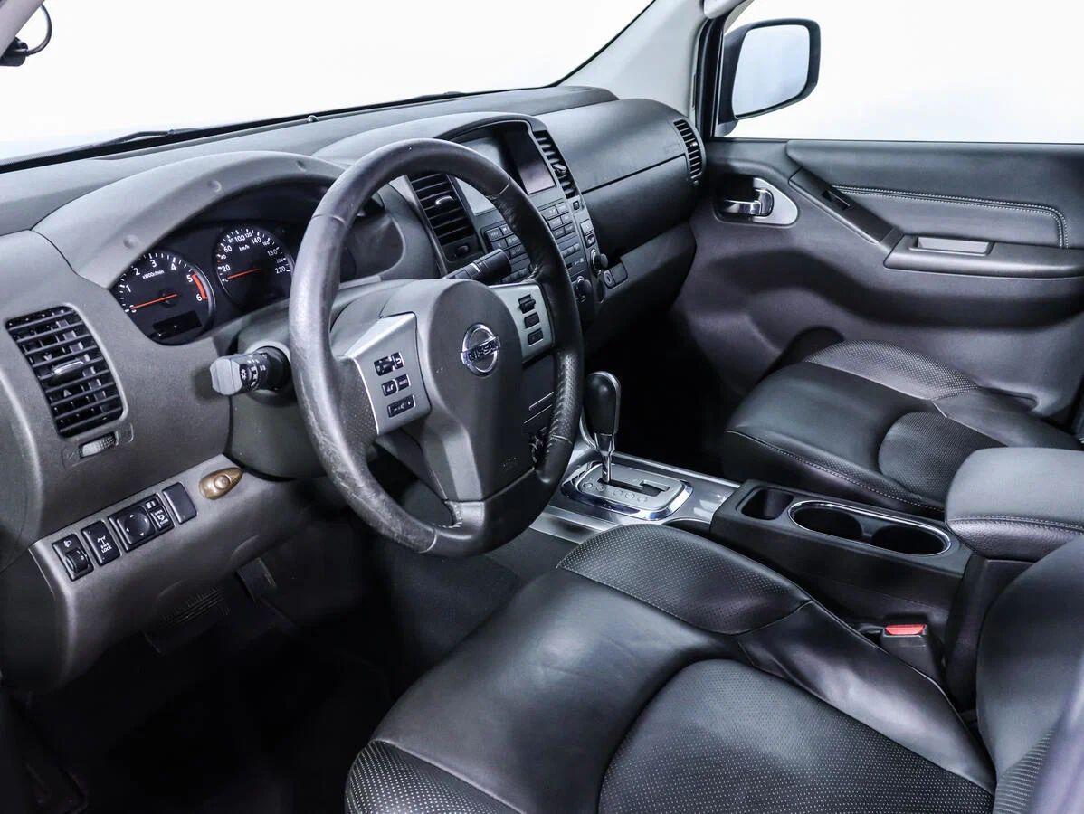 Nissan Navara (Frontier) 2012, коричневый