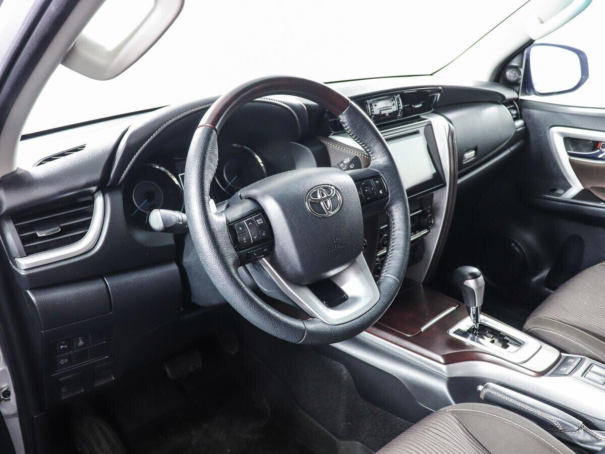 Toyota Fortuner 2020, серебряный