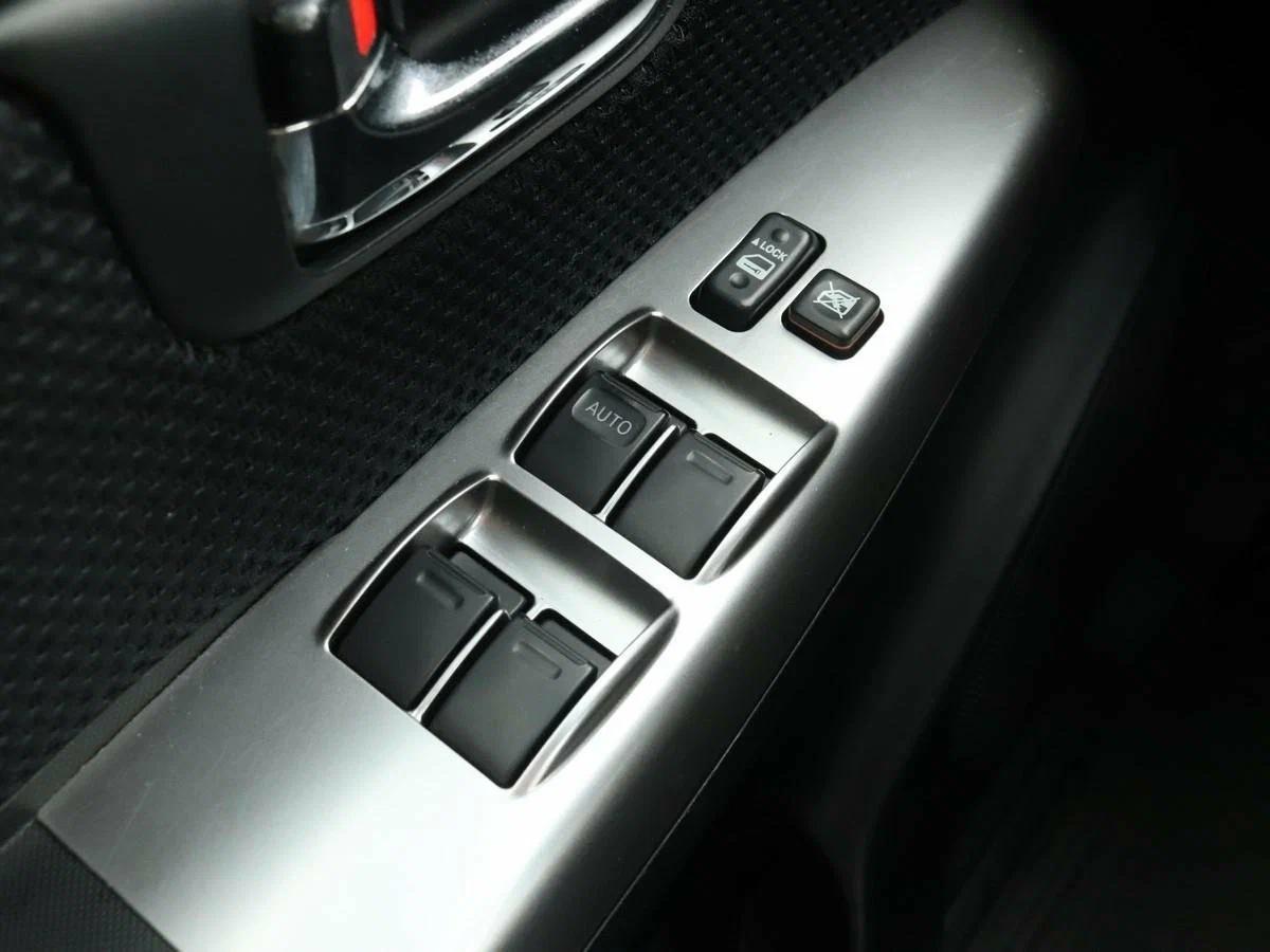 Toyota Hilux 2012, черный
