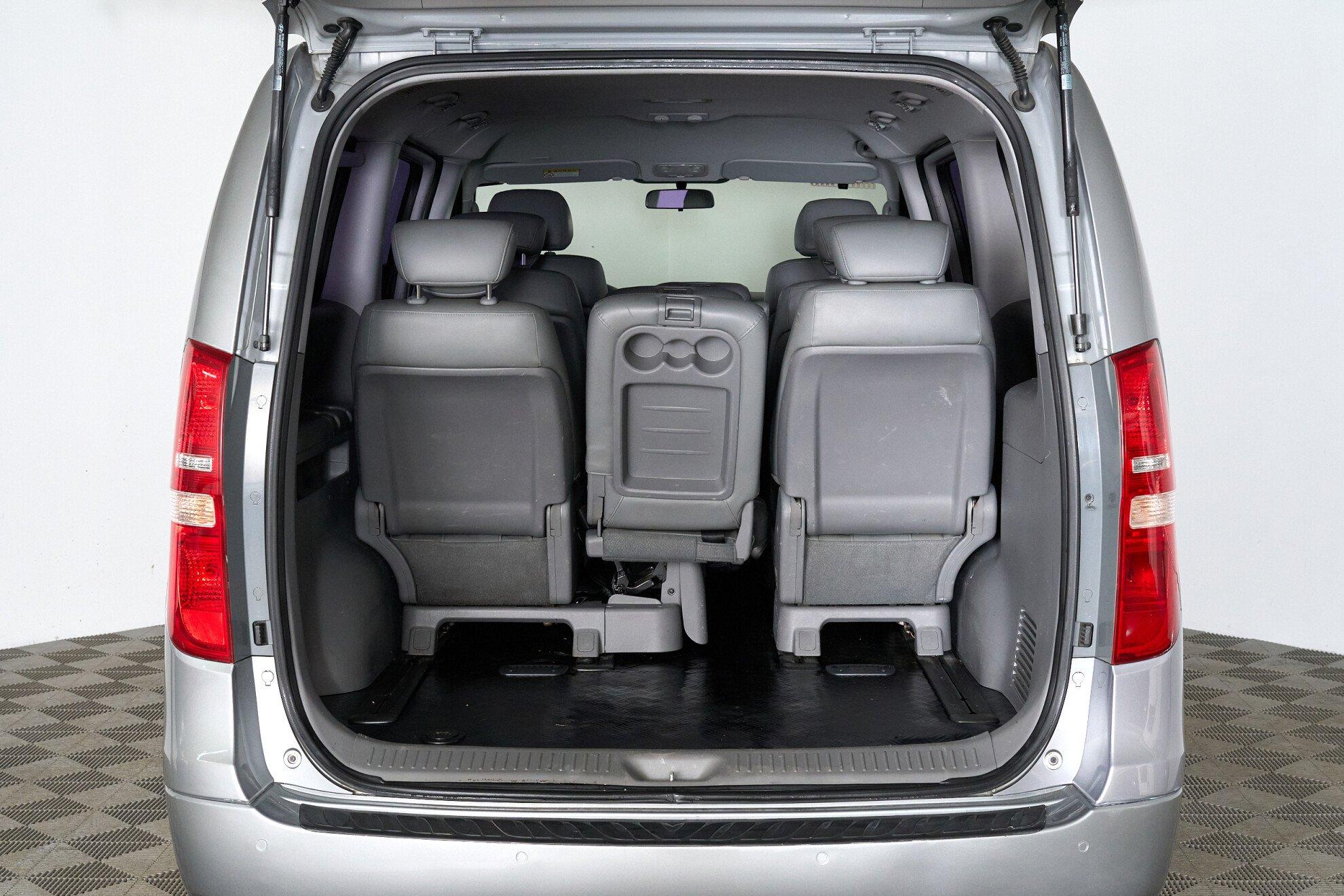 Hyundai Grand Starex 2013, серебряный