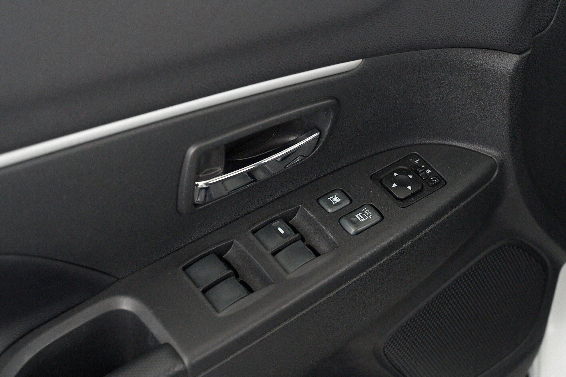 Mitsubishi ASX 2012, белый