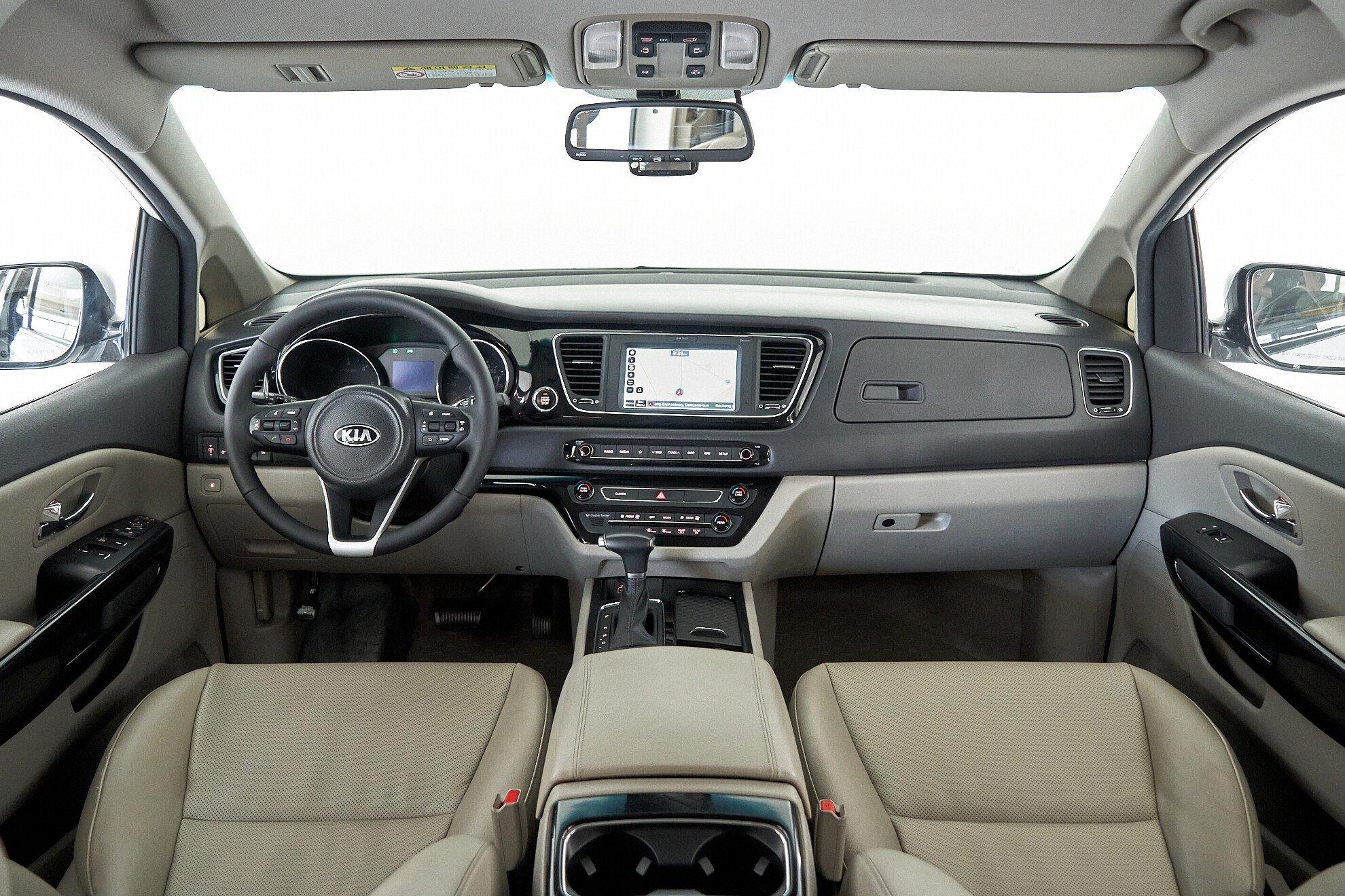 Kia Carnival 2017, белый