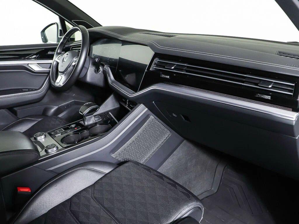 Volkswagen Touareg 2020, белый