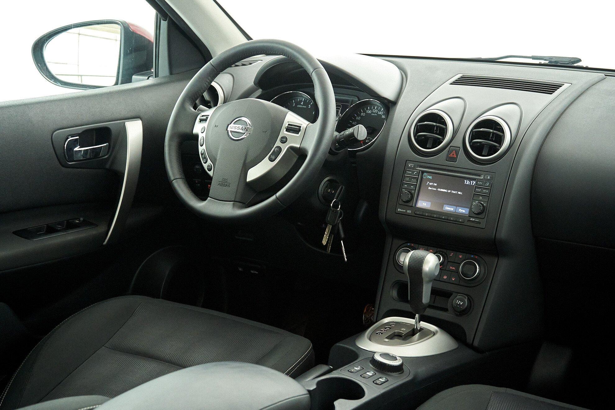 Nissan Qashqai 2013, красный