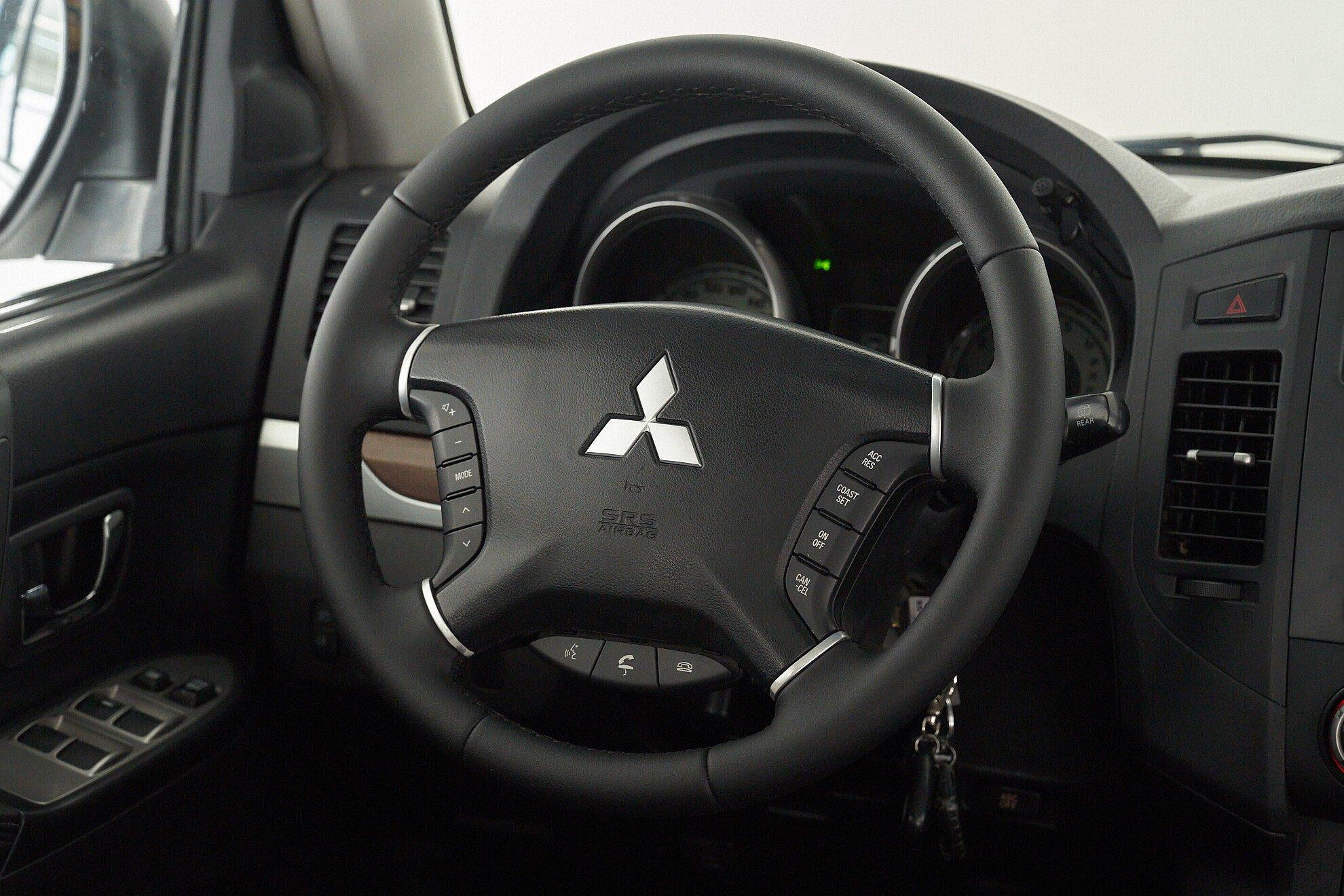 Mitsubishi Pajero 2008, белый