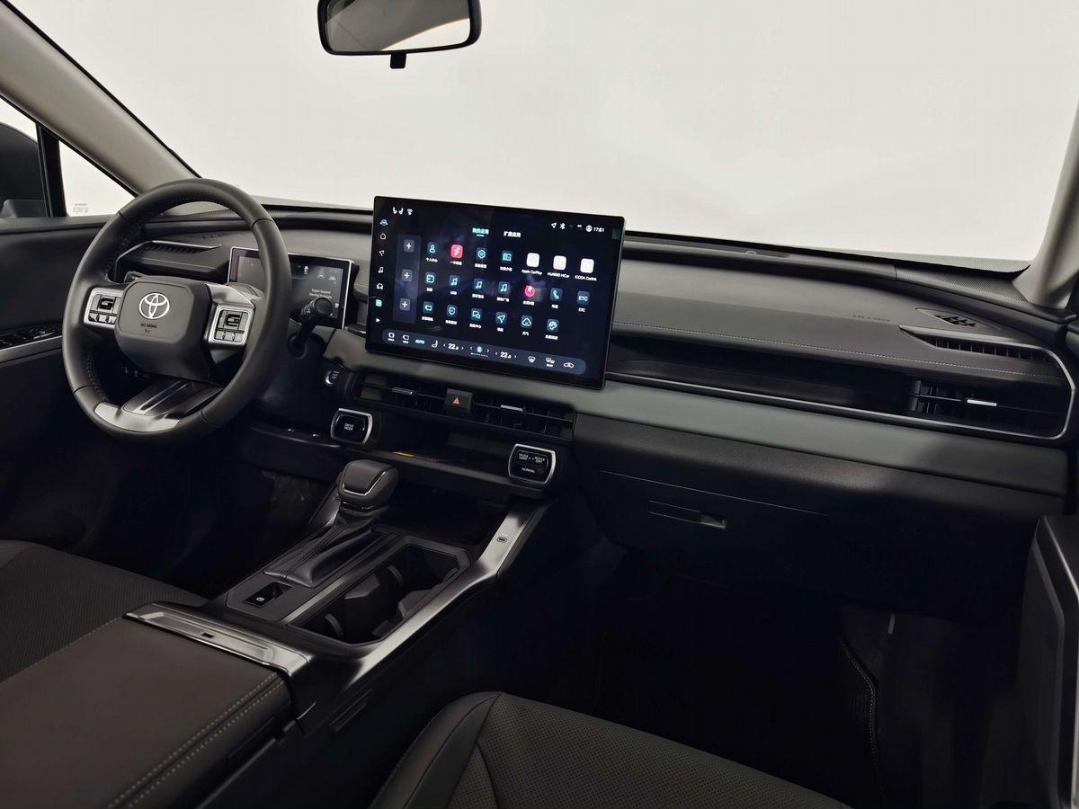 Toyota RAV4 2025, белый