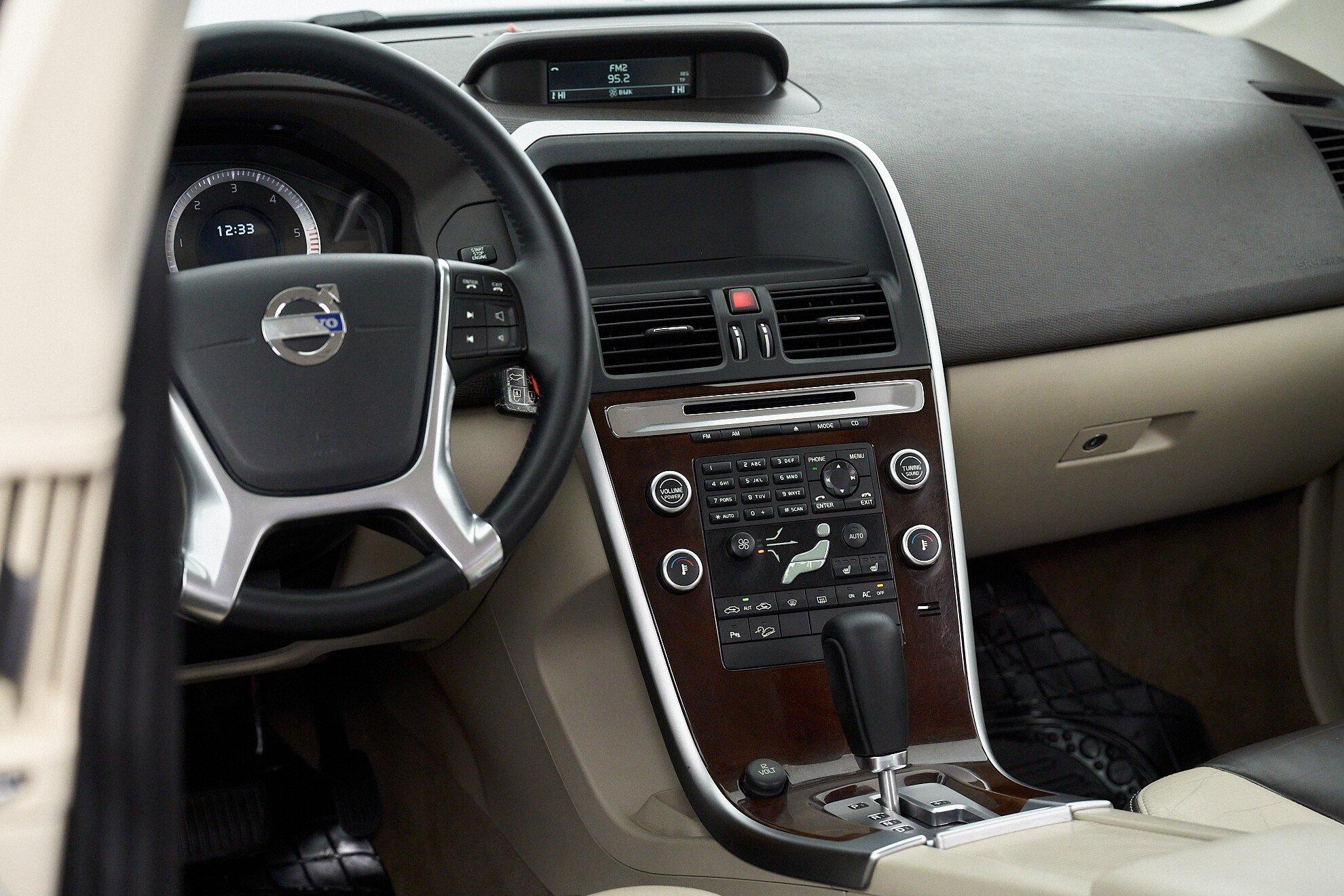 Volvo XC60 2011, белый
