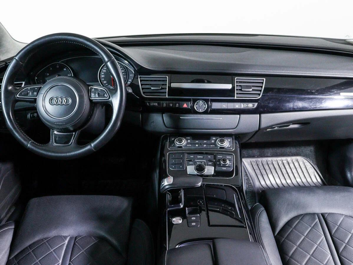 Audi A8 2017, белый
