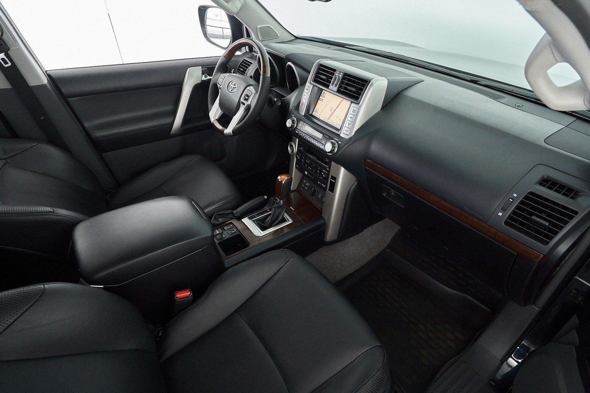 Toyota Land Cruiser Prado 2011, серый