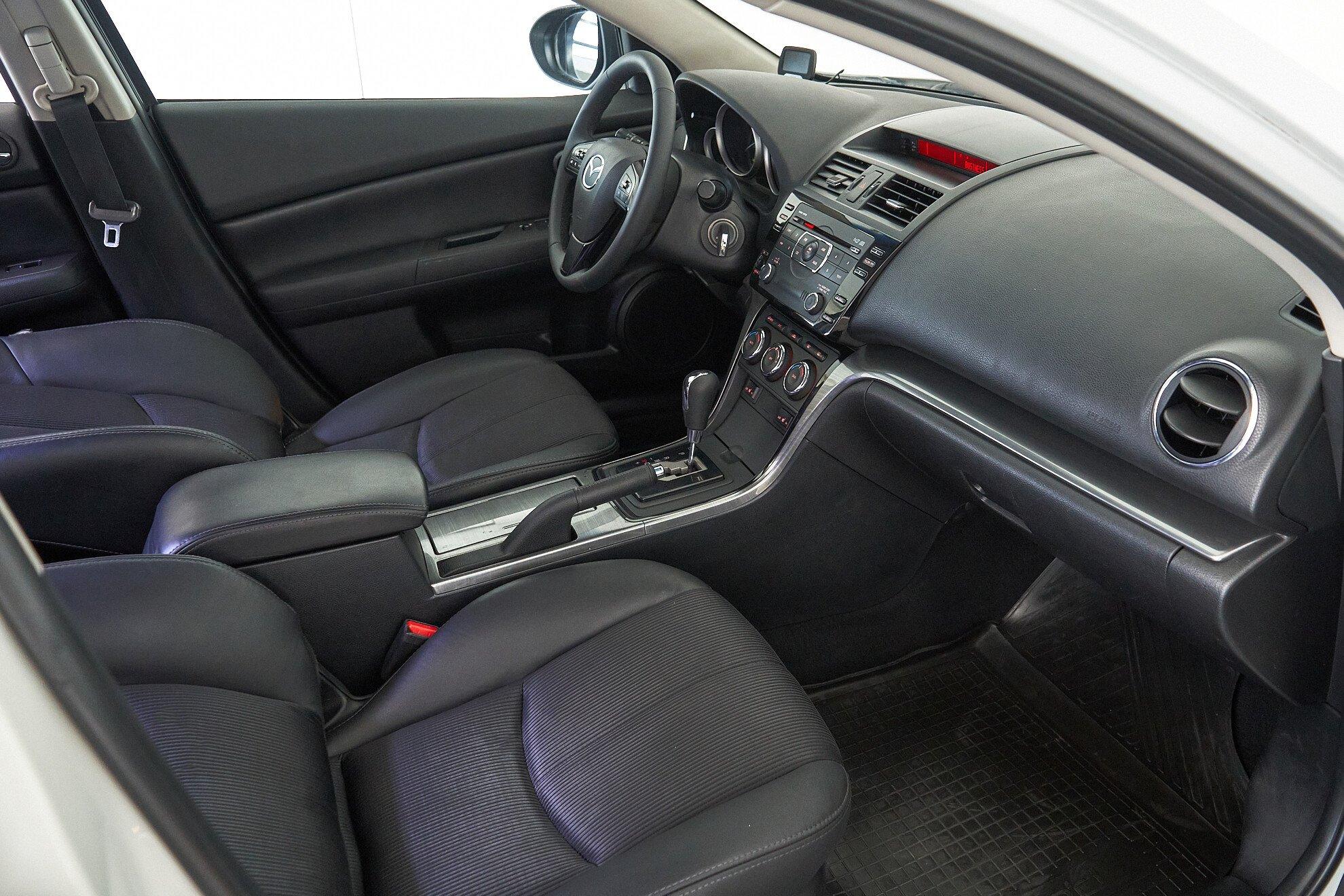 Mazda 6 2010, белый