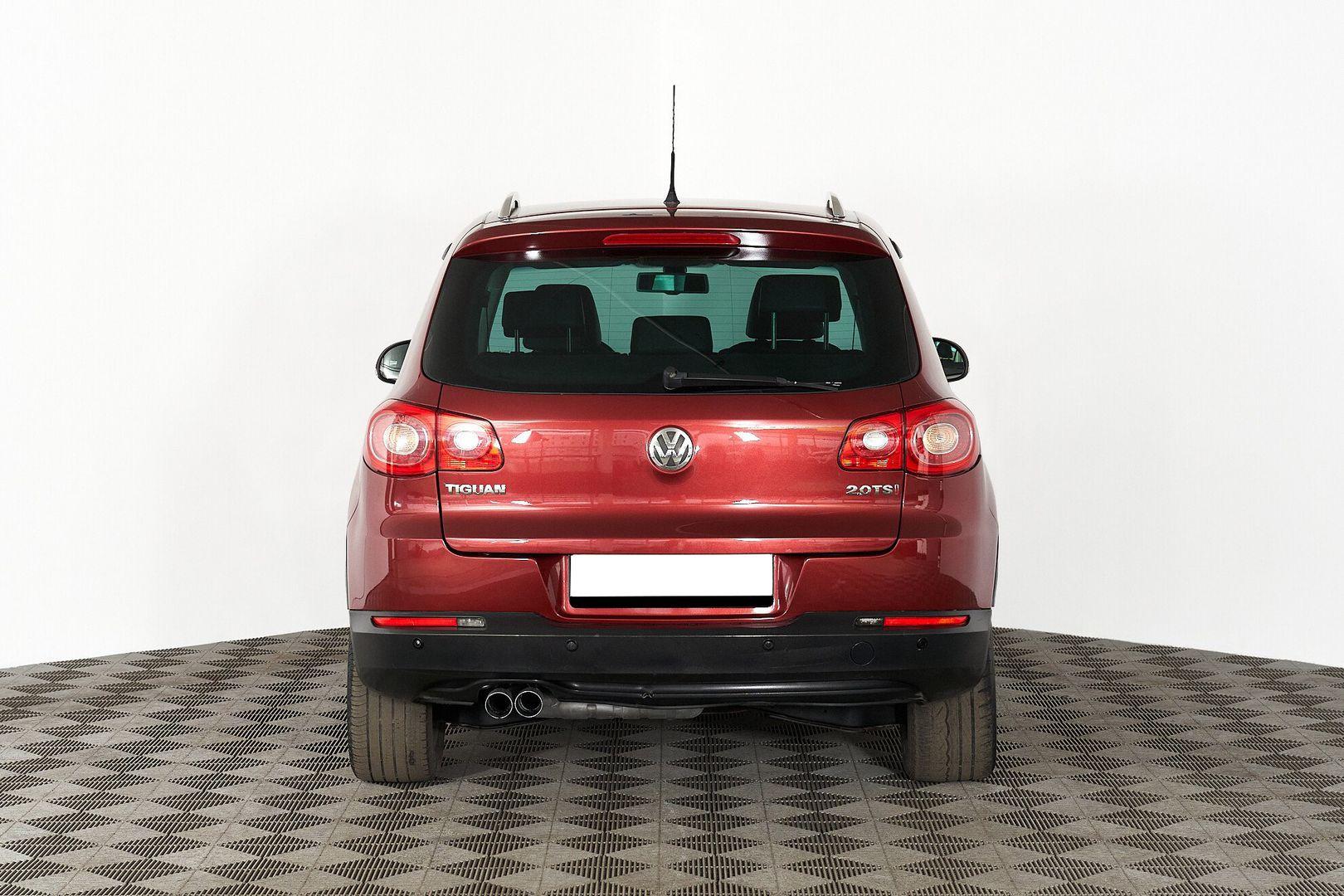 Volkswagen Tiguan 2010, красный