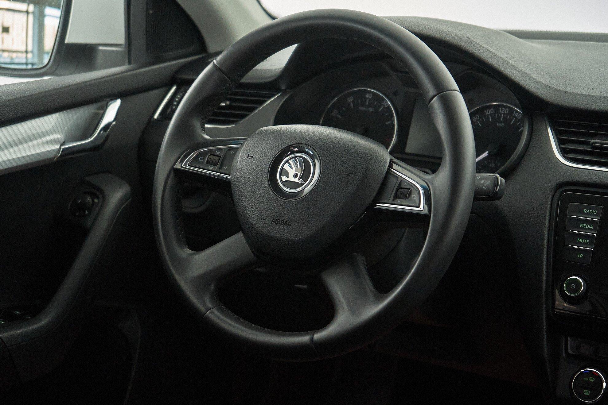 Skoda Octavia 2016, белый