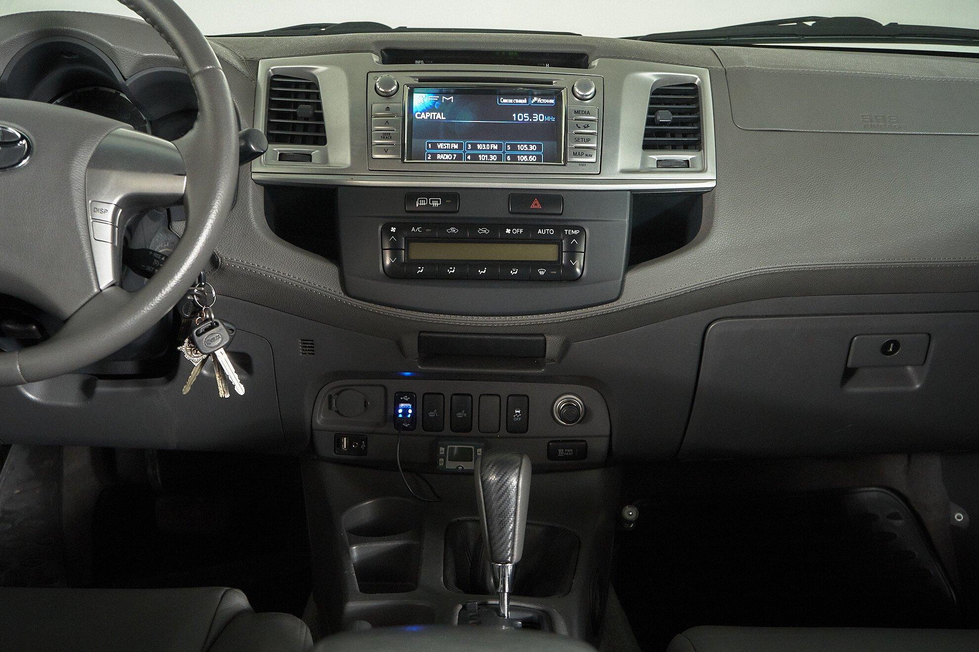 Toyota Hilux 2013, черный
