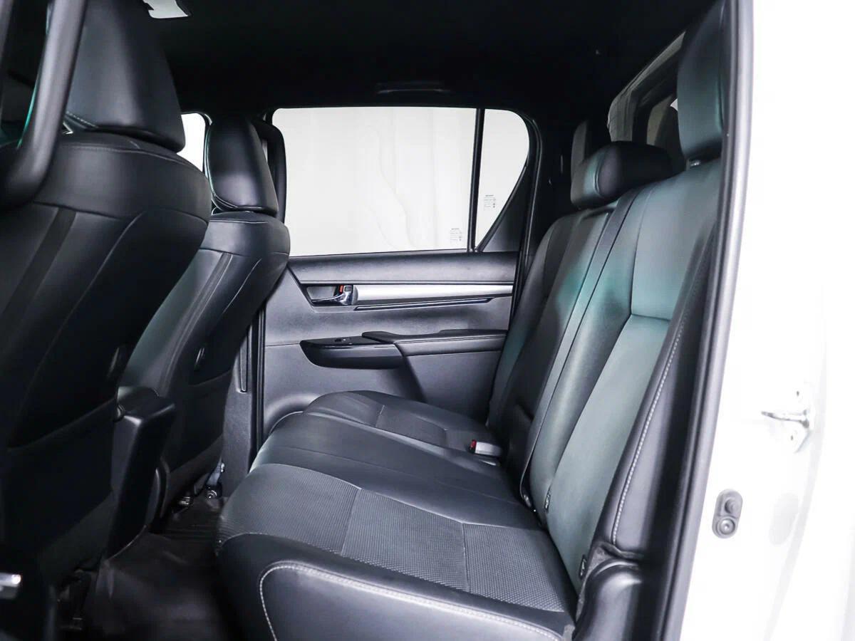 Toyota Hilux 2020, белый