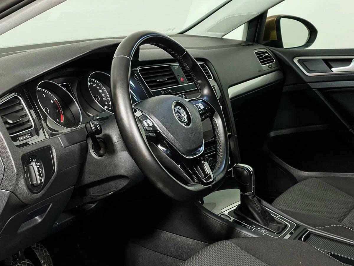 Volkswagen Golf 2018, желтый