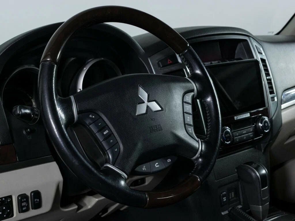 Mitsubishi Pajero 2021, черный