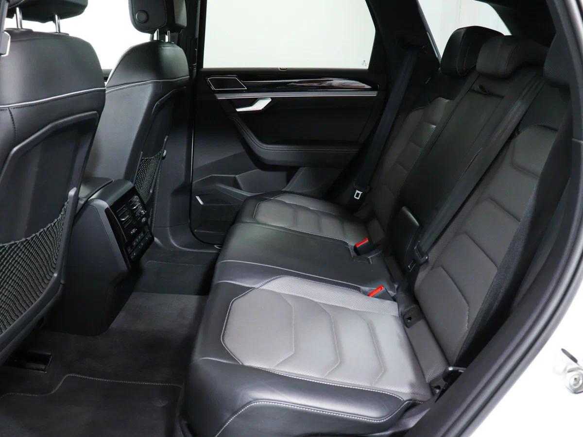 Volkswagen Touareg 2023, белый