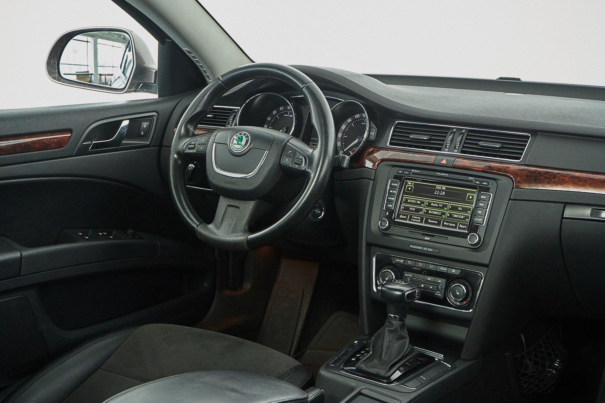 Skoda Superb 2011, коричневый