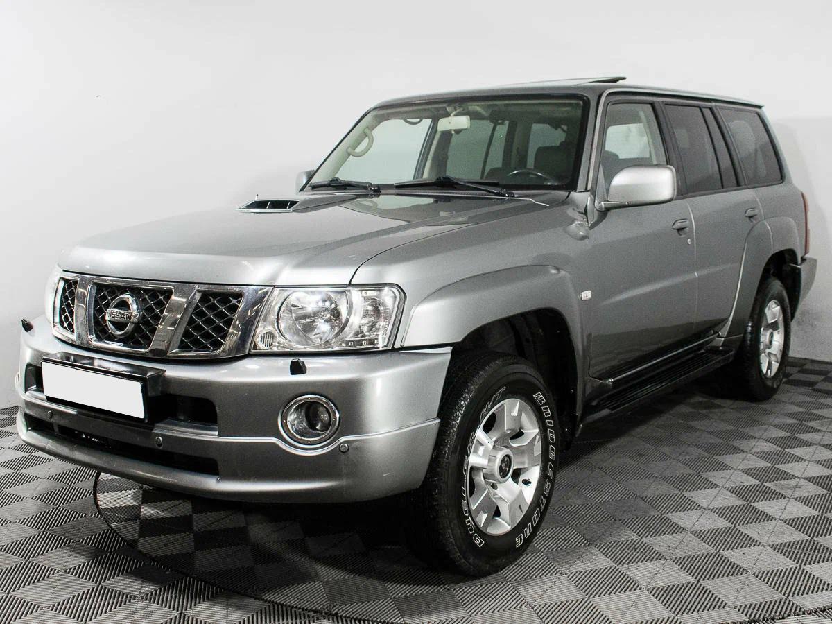 Nissan Patrol 2009, серый