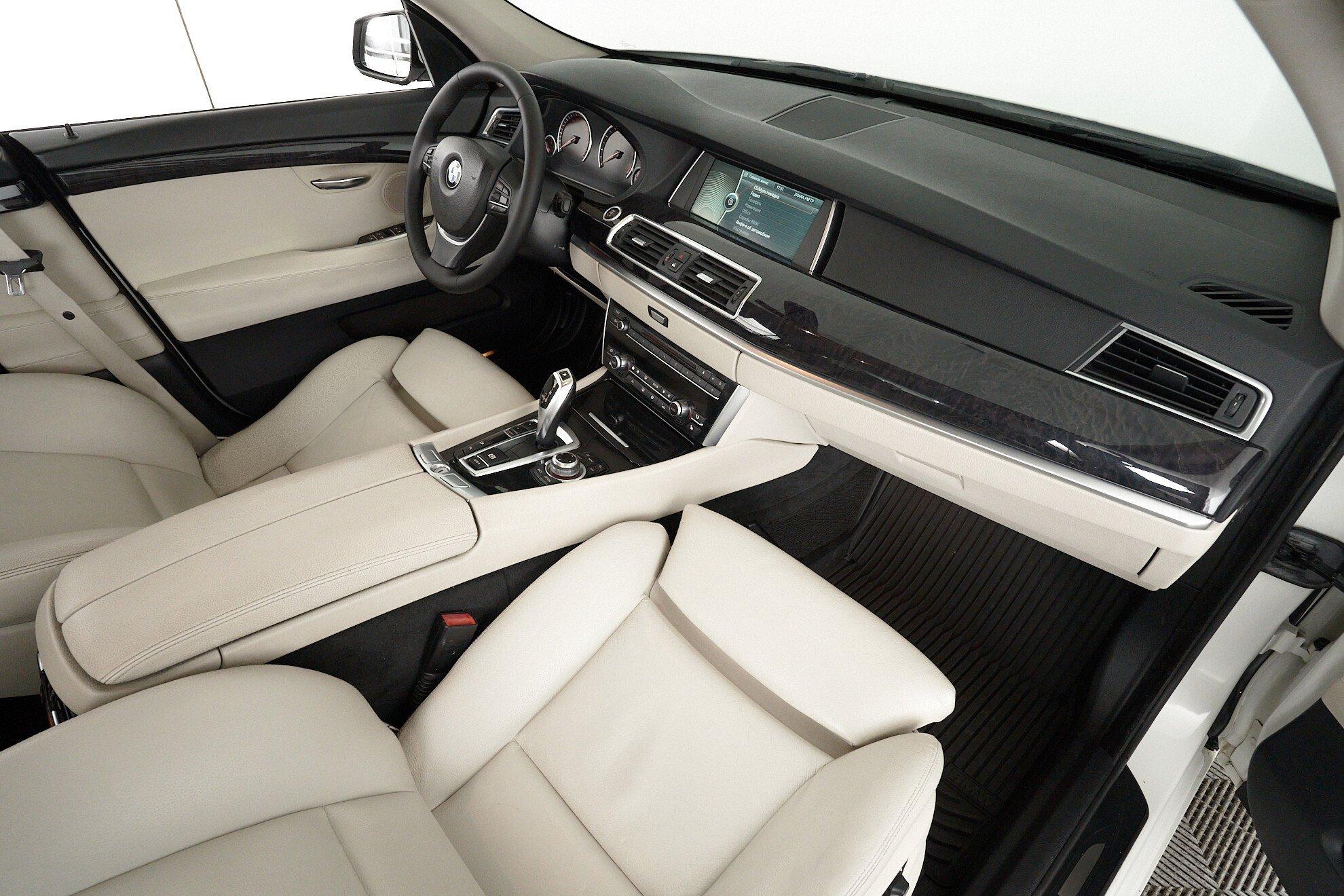 BMW 5 серии 2012, белый