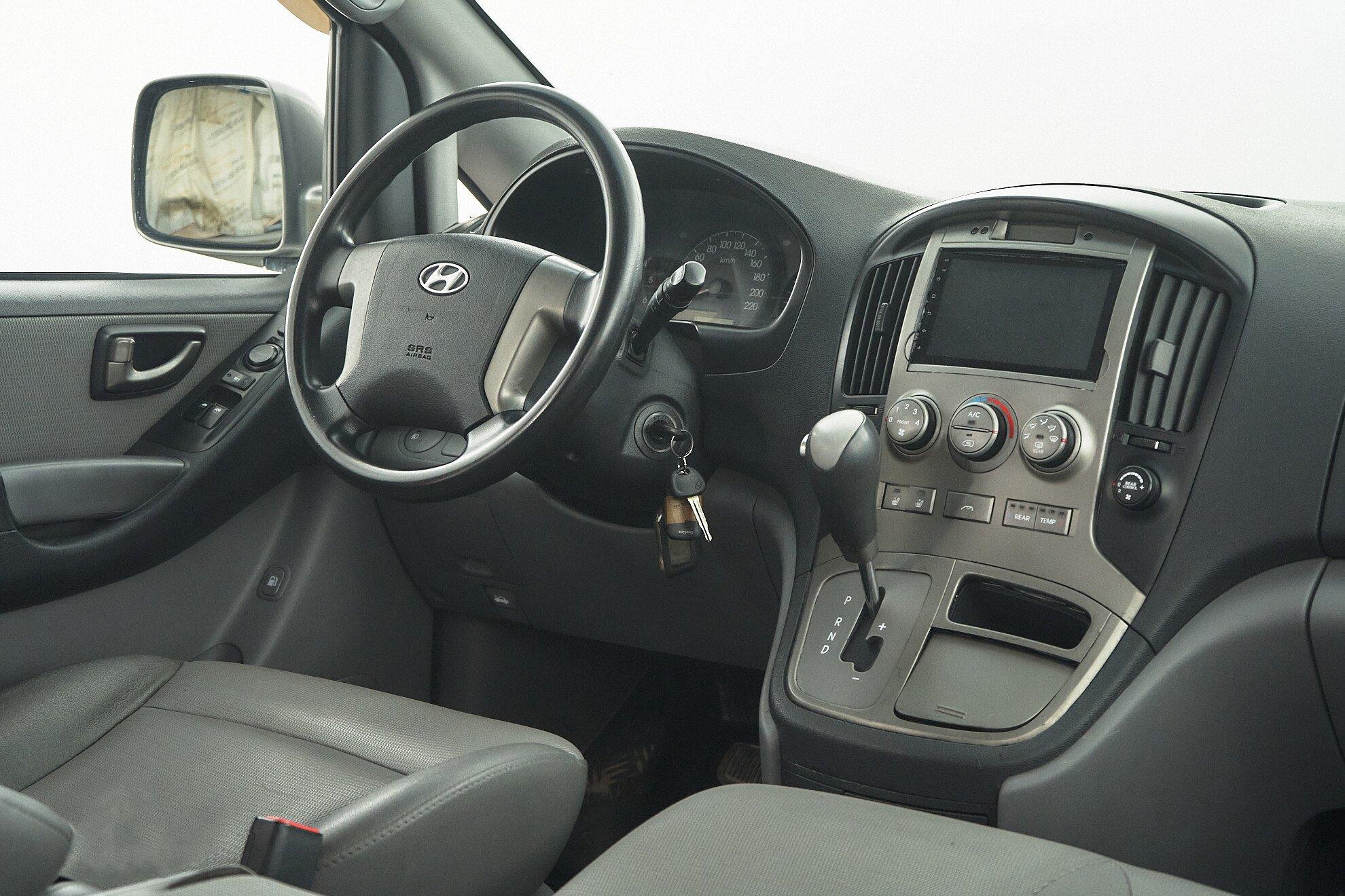 Hyundai Grand Starex 2013, серебряный