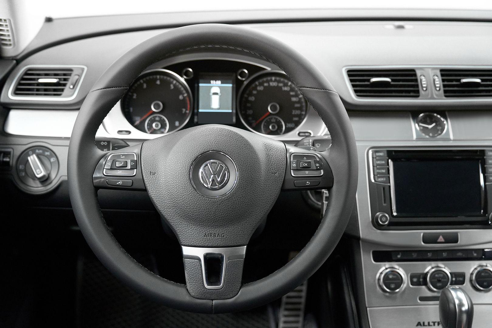 Volkswagen Passat 2012, серебряный