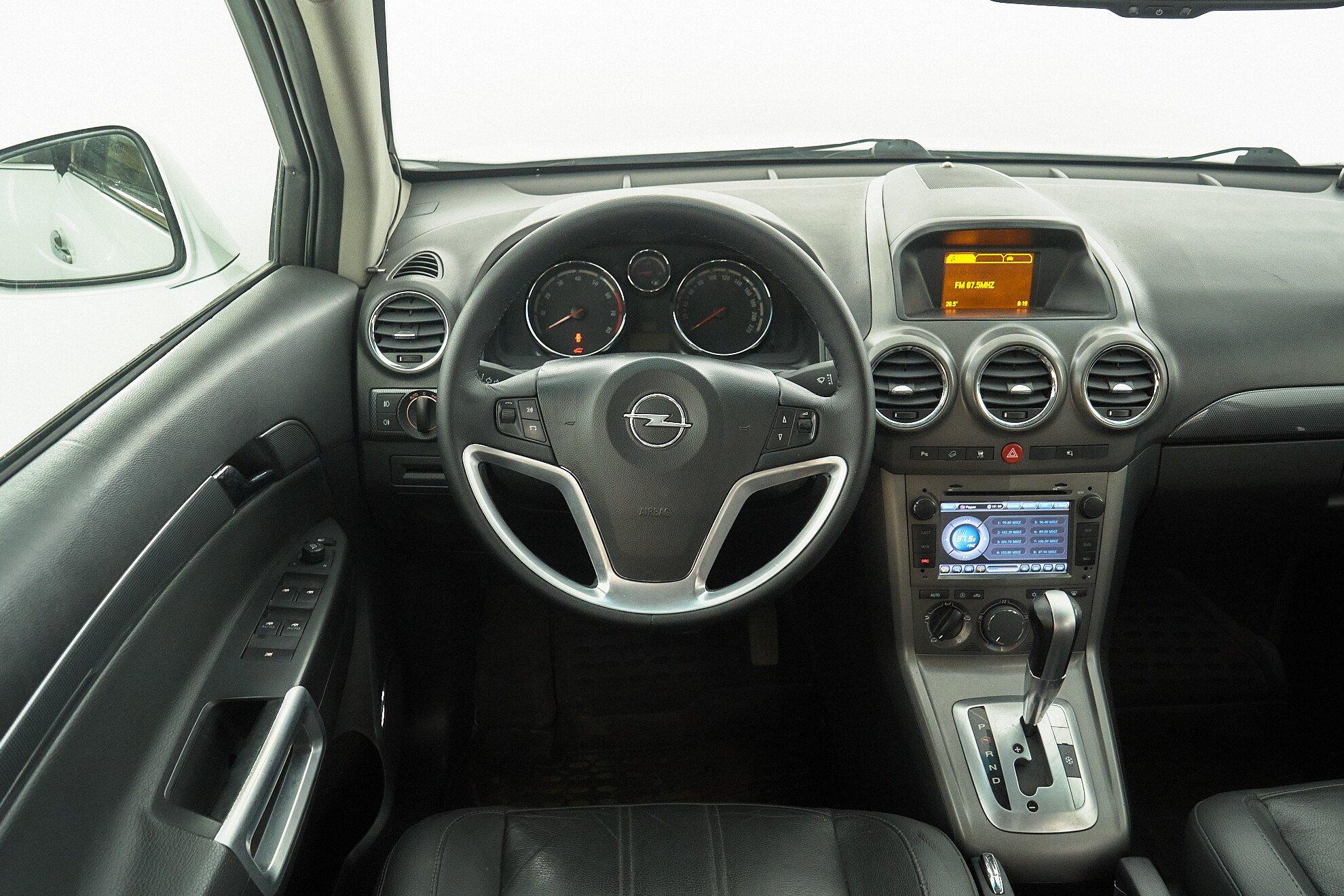 Opel Antara 2011, белый