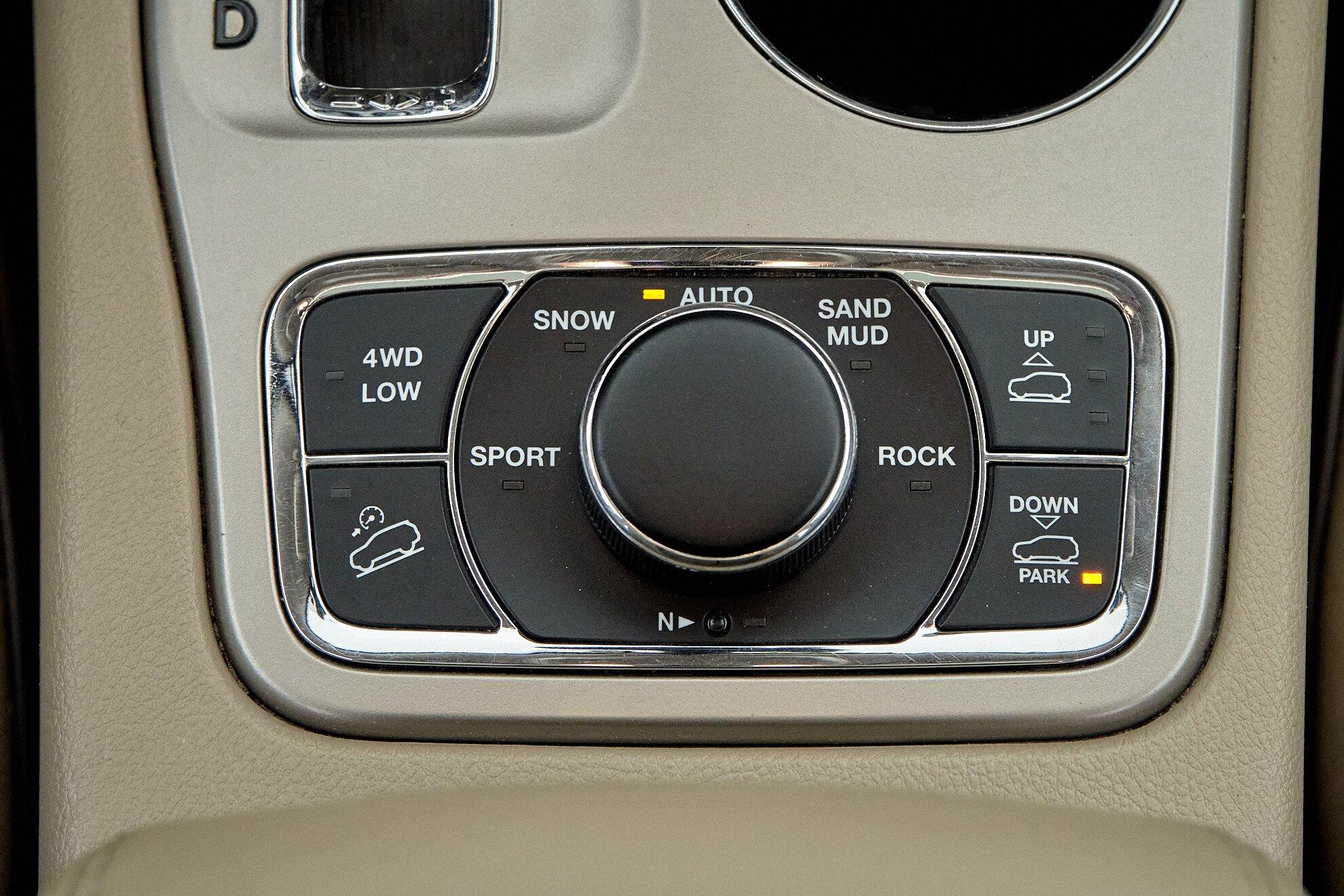 Jeep Grand Cherokee 2010, белый