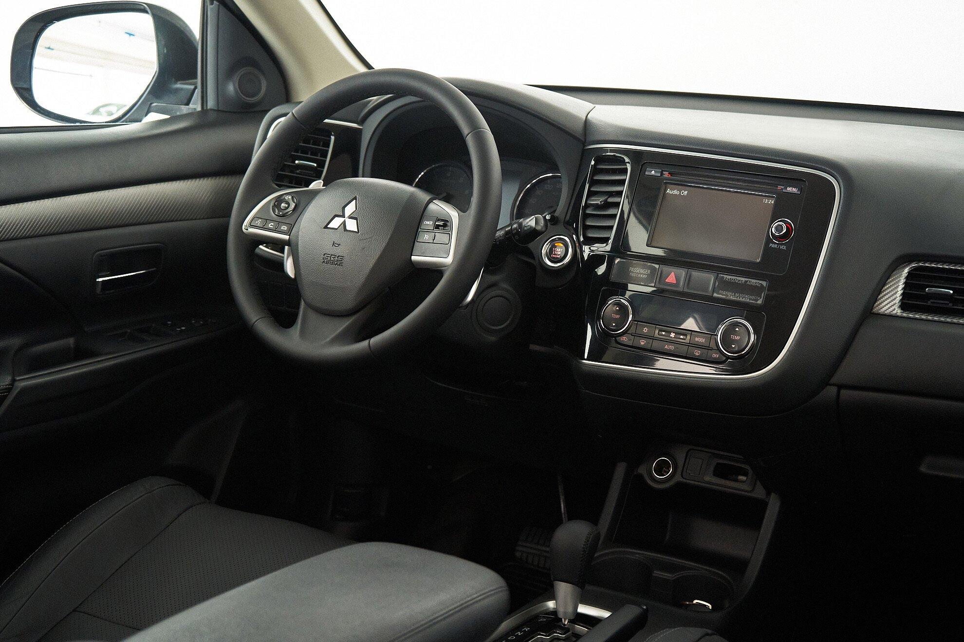 Mitsubishi Outlander 2014, белый