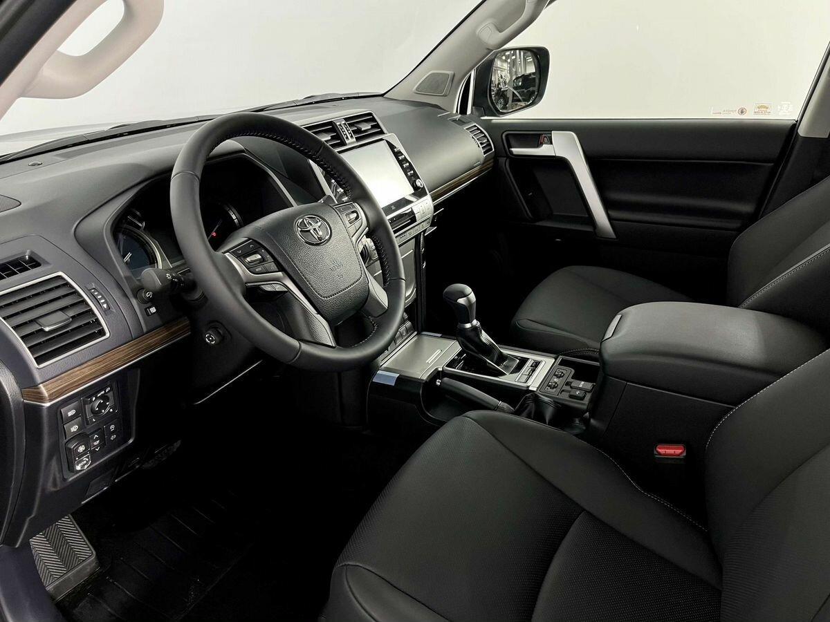 Toyota Land Cruiser Prado 2022, черный