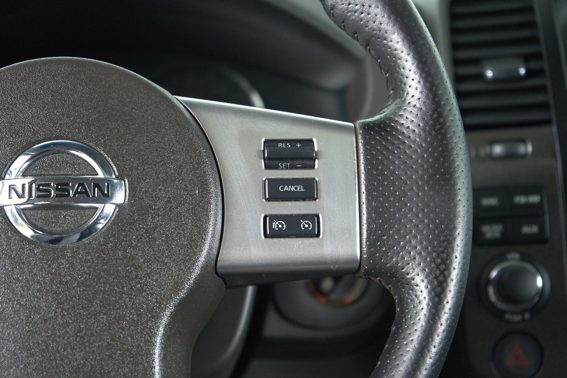 Nissan Pathfinder 2011, белый