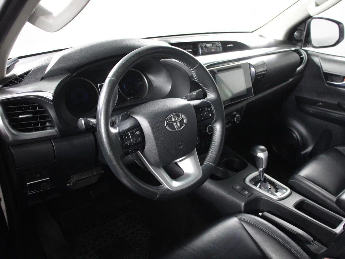 Toyota Hilux 2017, белый