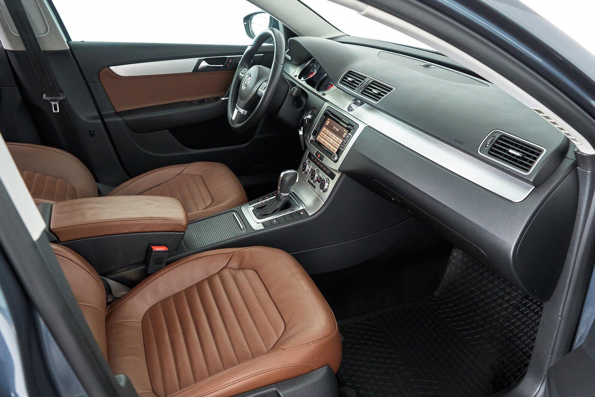 Volkswagen Passat 2012, серый