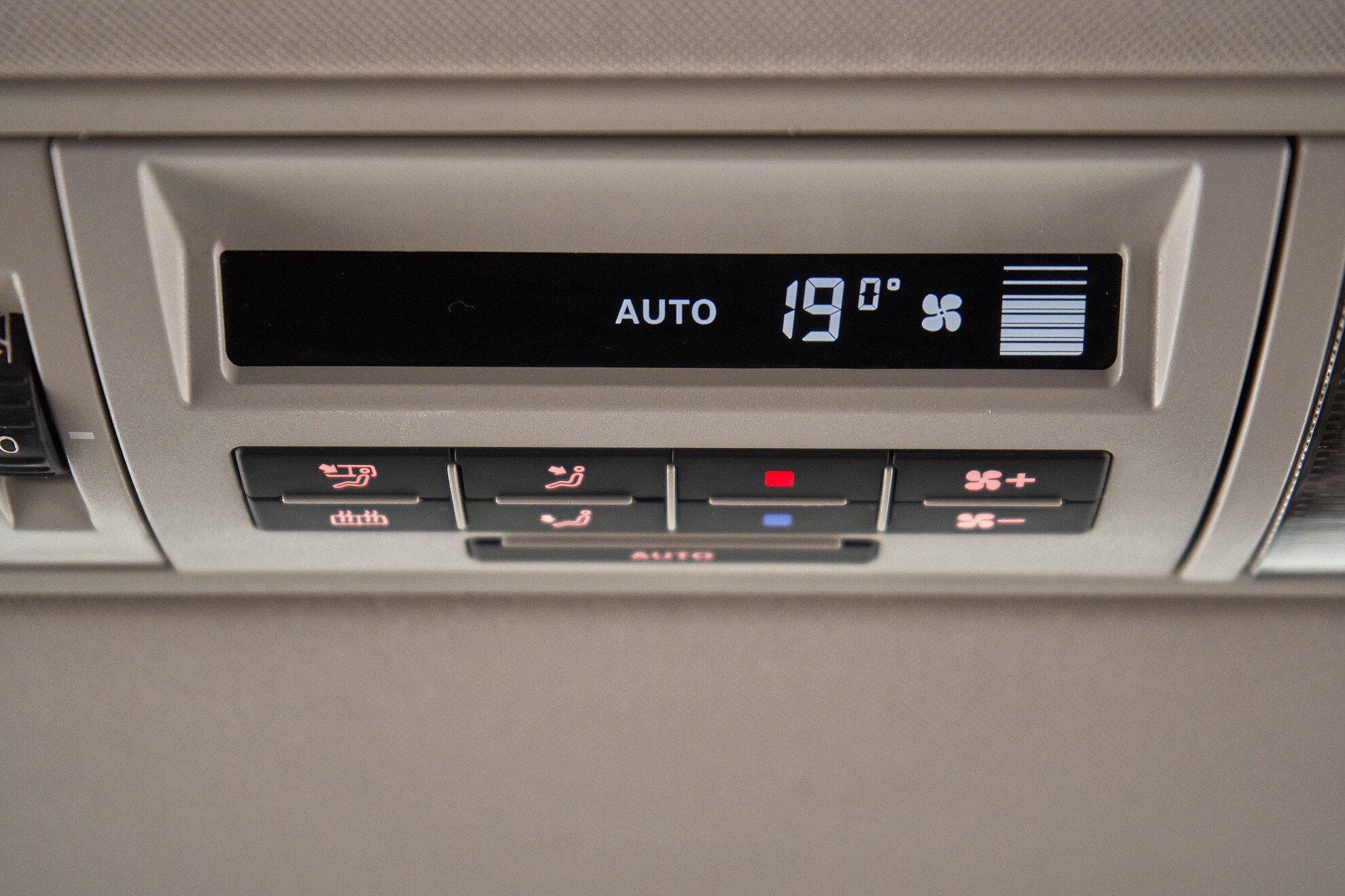 Volkswagen Multivan 2010, серебряный