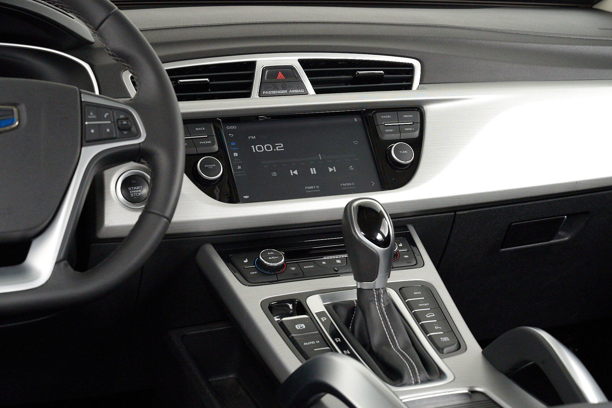 Geely Atlas 2019, бежевый
