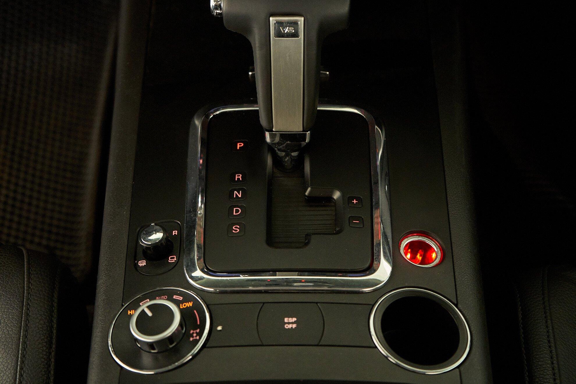 Volkswagen Touareg 2009, серый