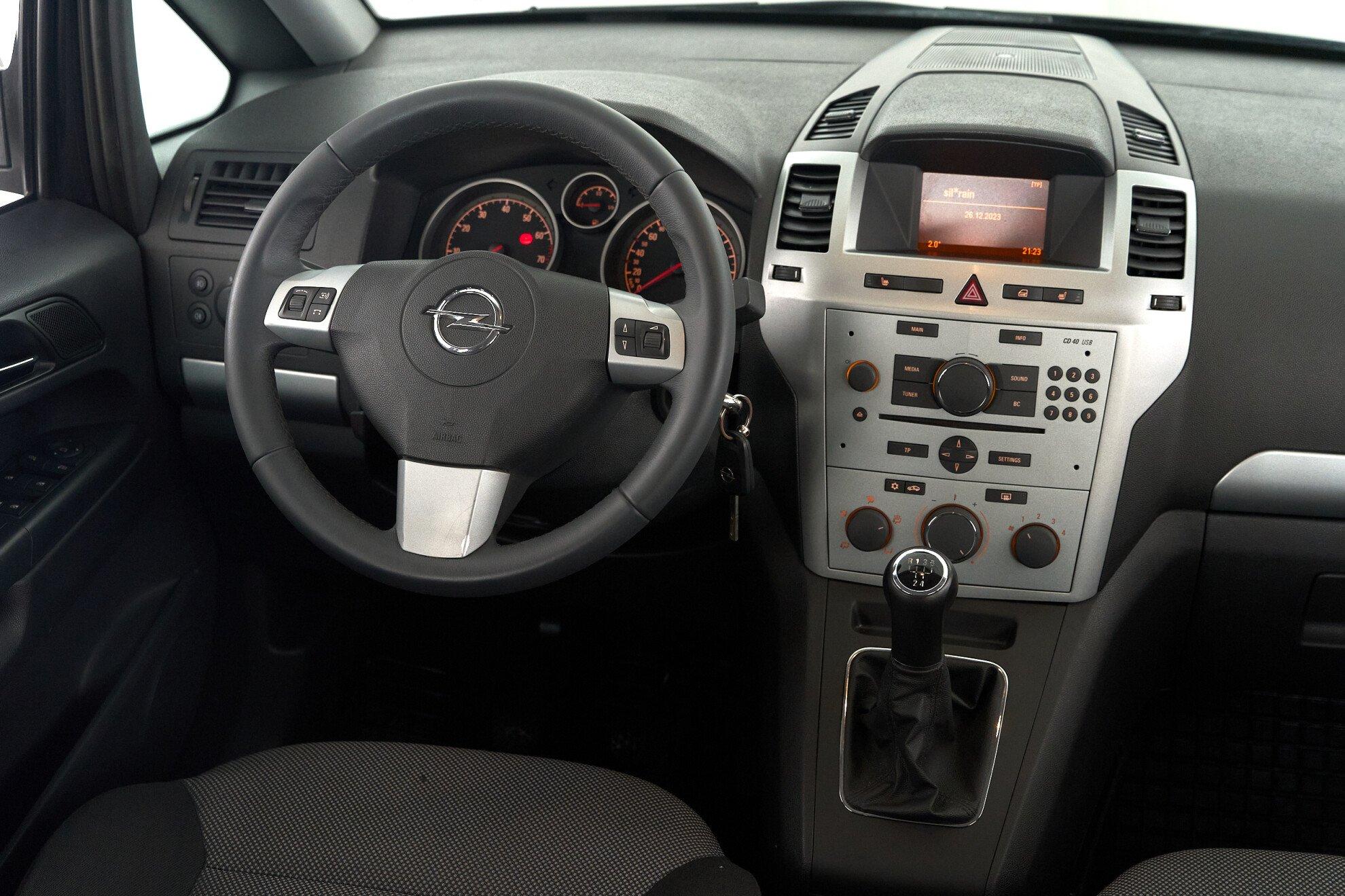 Opel Zafira 2014, черный