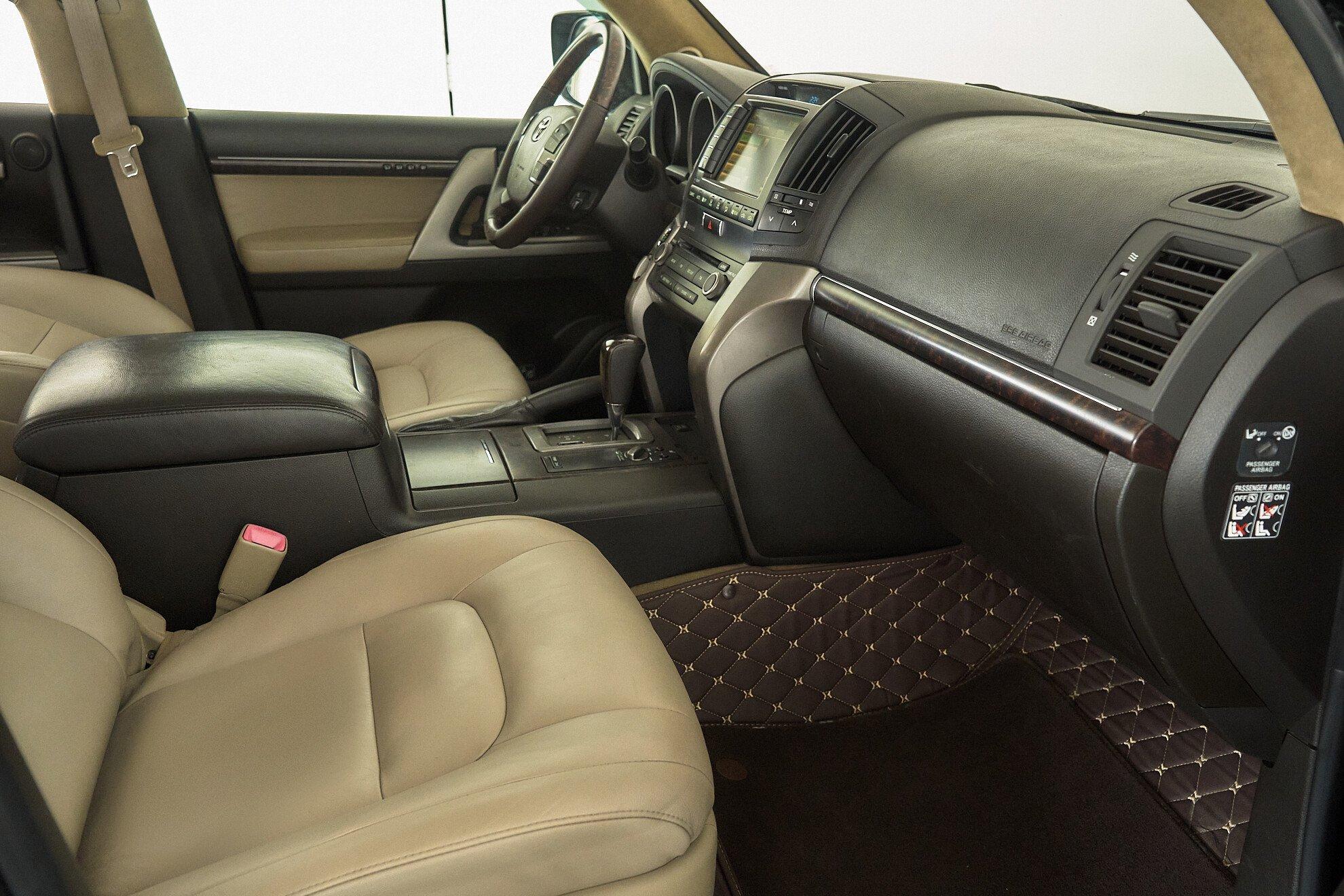 Toyota Land Cruiser 2010, черный