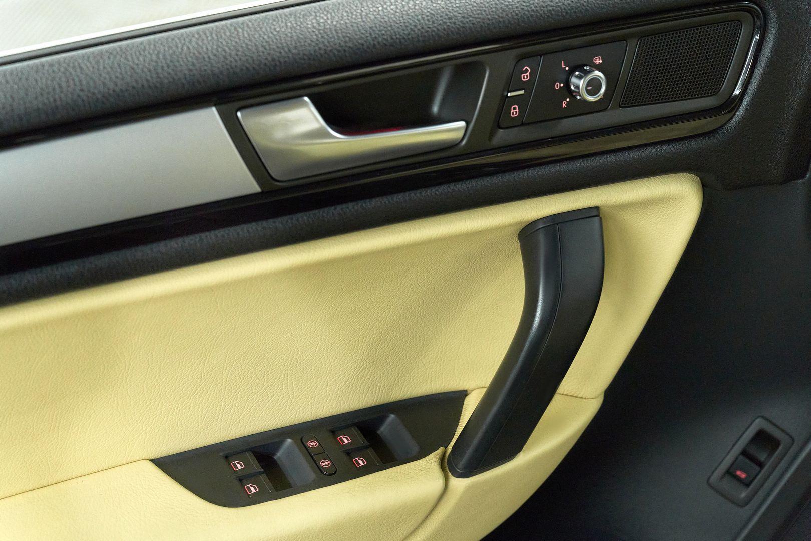 Volkswagen Touareg 2012, коричневый