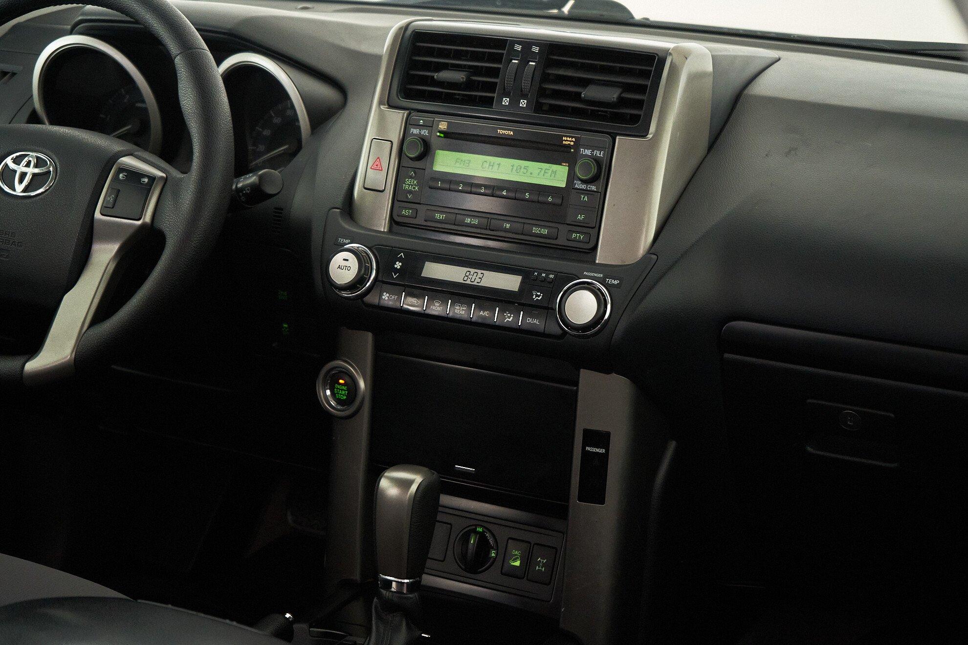 Toyota Land Cruiser Prado 2010, серебряный