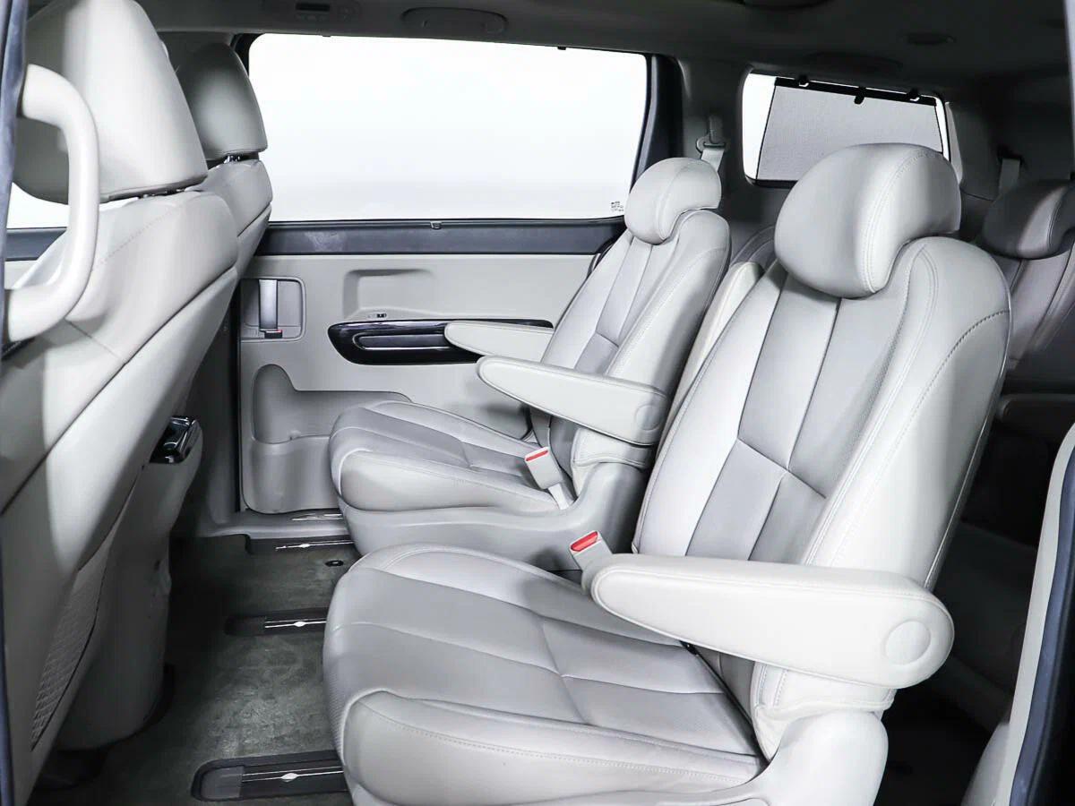 Kia Carnival 2019, пурпурный