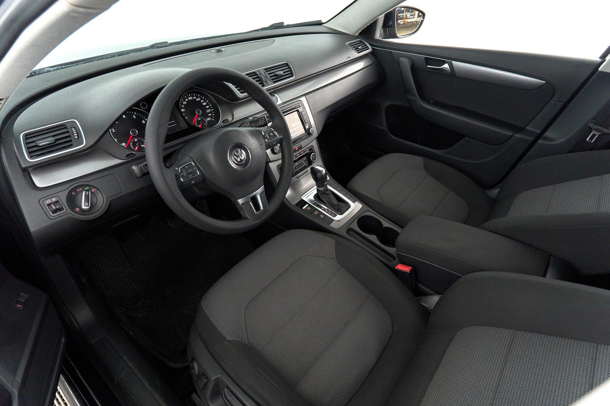 Volkswagen Passat 2011, черный
