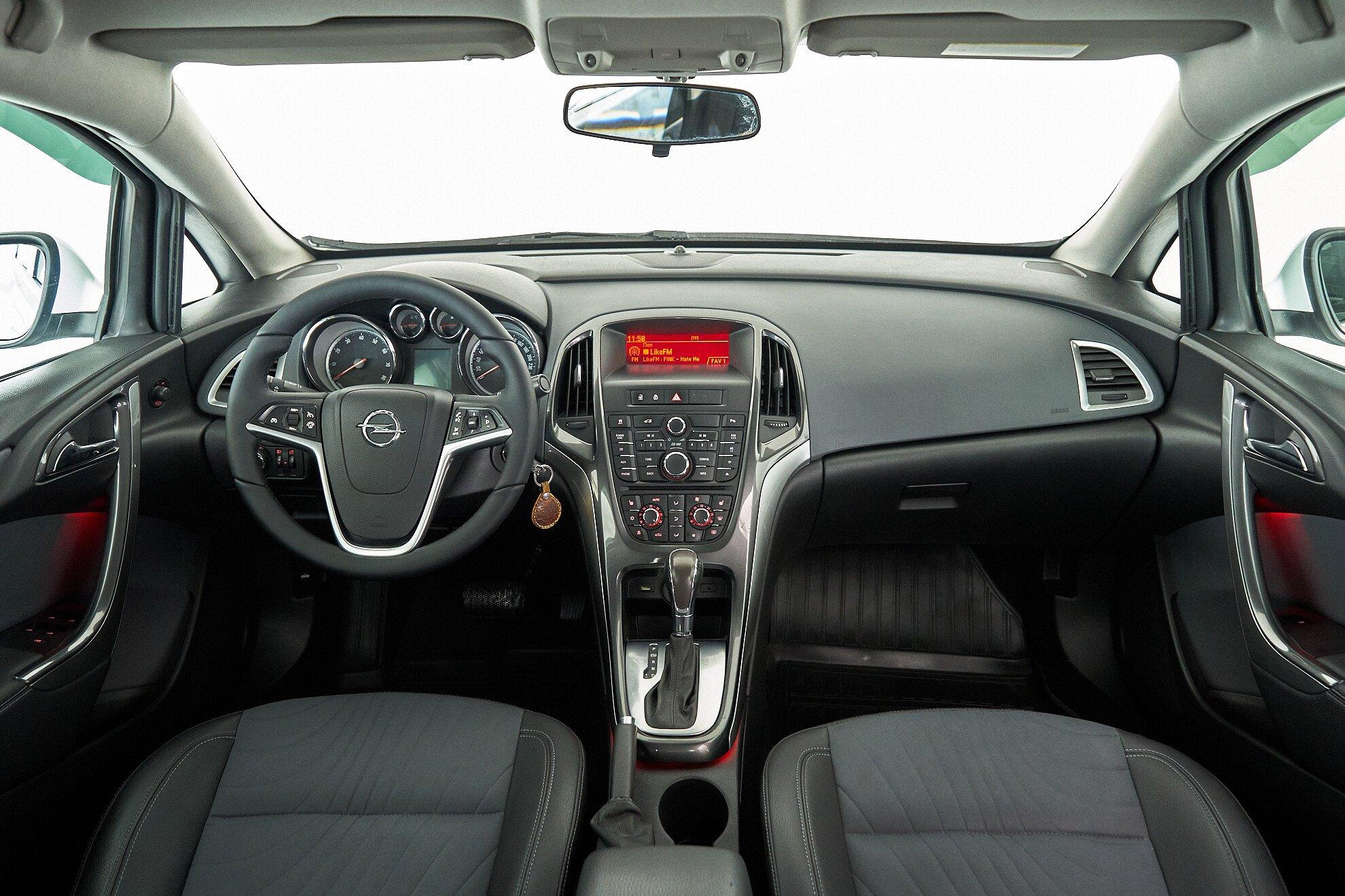 Opel Astra 2013, белый