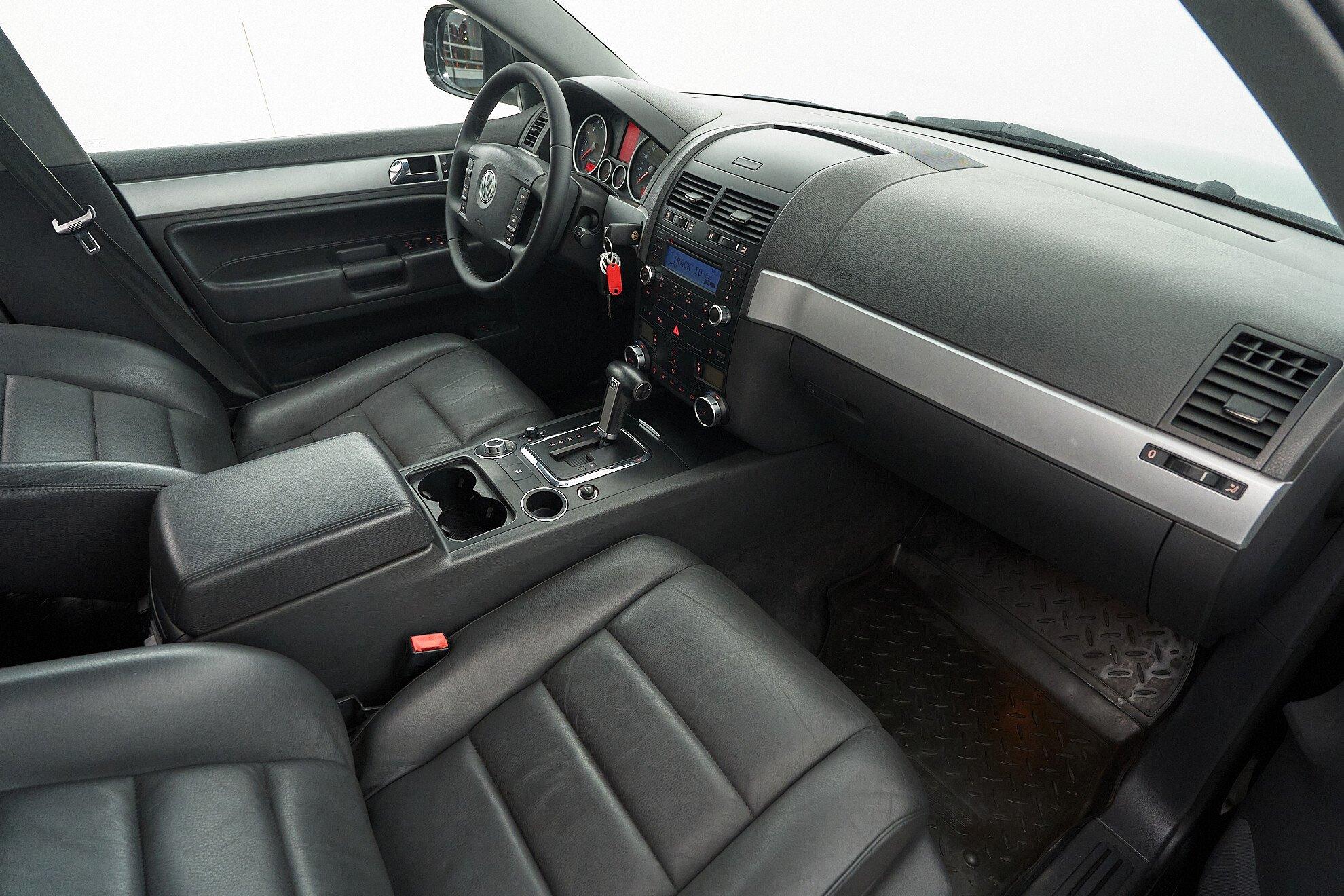 Volkswagen Touareg 2010, черный