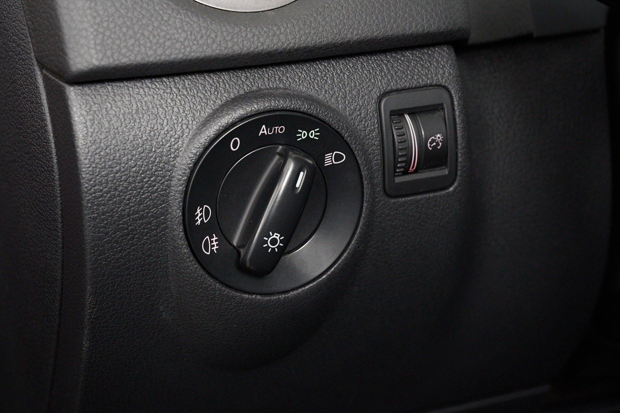 Volkswagen Tiguan 2010, красный