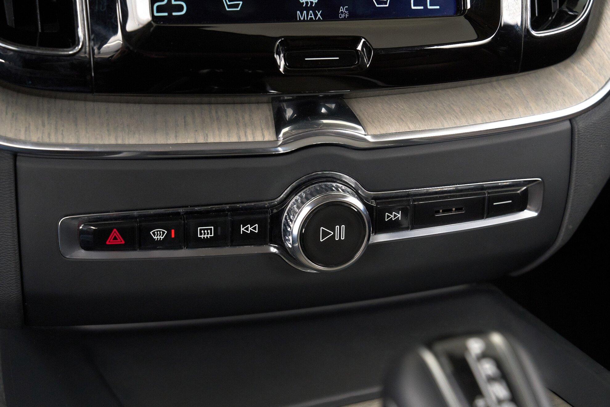Volvo XC60 2019, красный