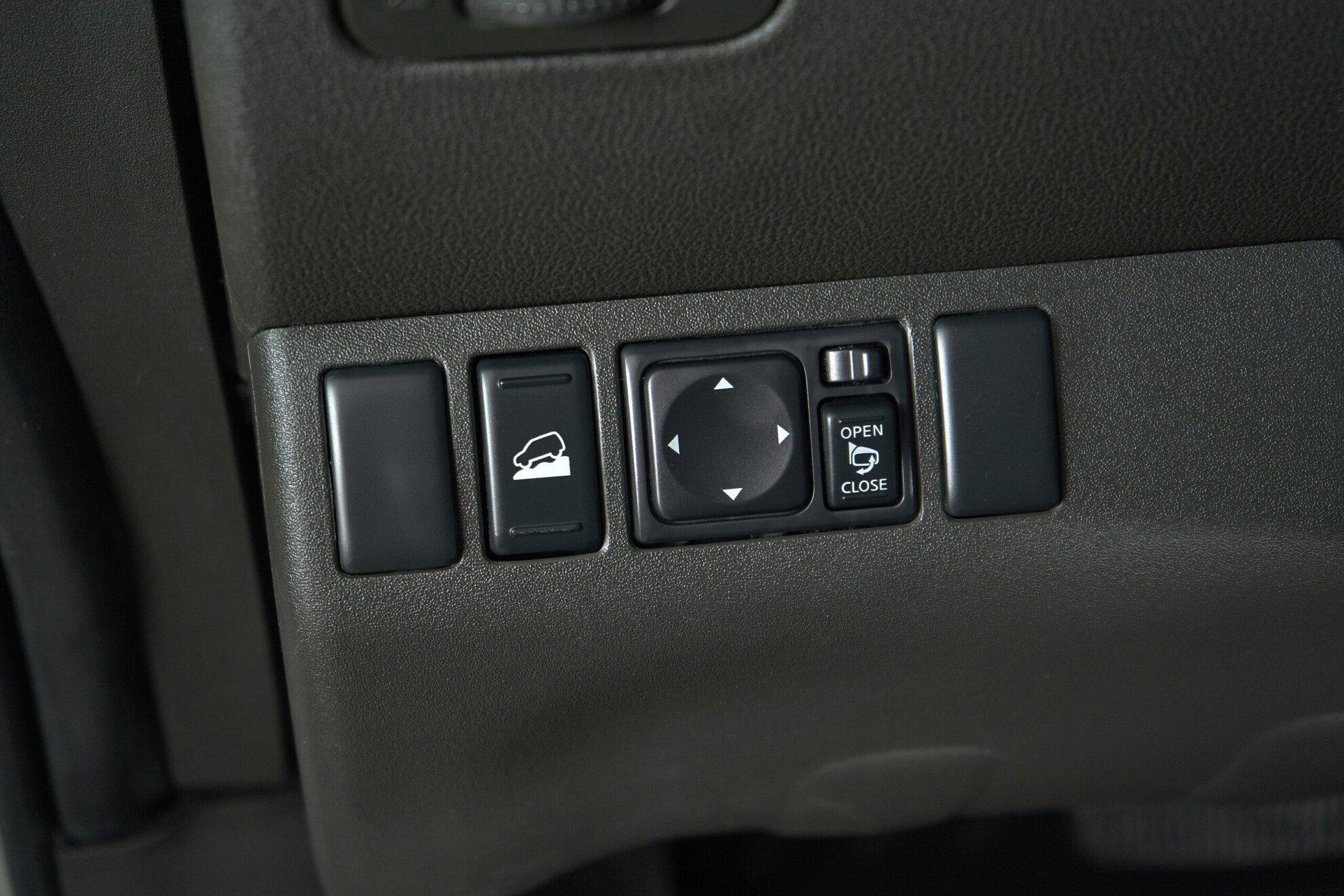 Nissan Pathfinder 2011, белый